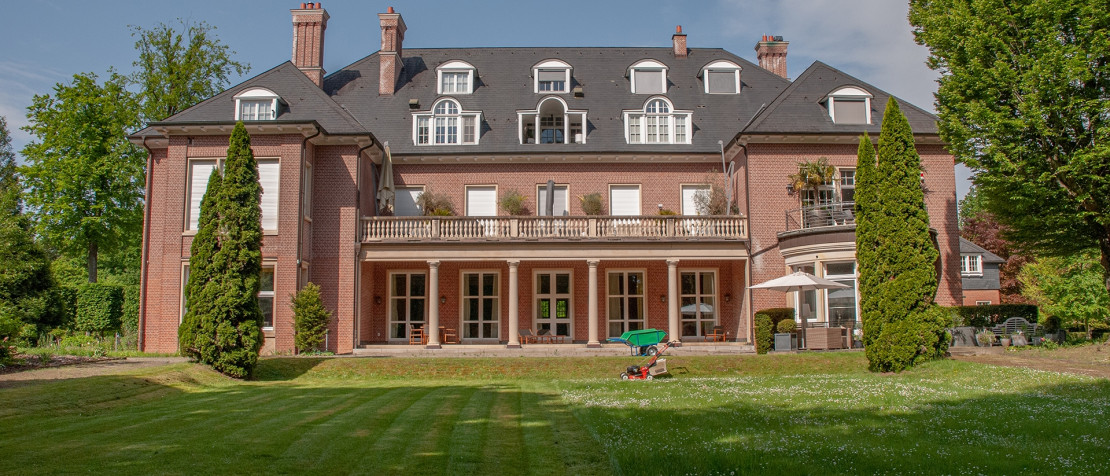 Traumwohnung mit großer Loggia im privaten VillenparkTraumwohnung mit großer Loggia im privaten Villenpark