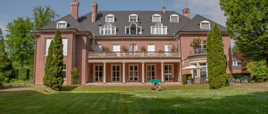 Traumwohnung mit großer Loggia im privaten Villenpark