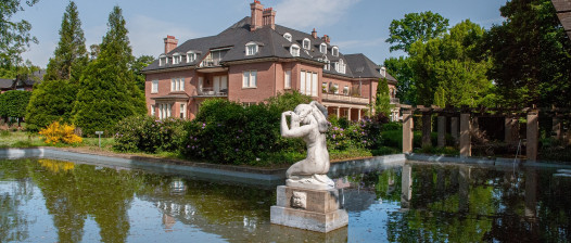 Traumwohung mit großer Loggia im privaten Villenpark